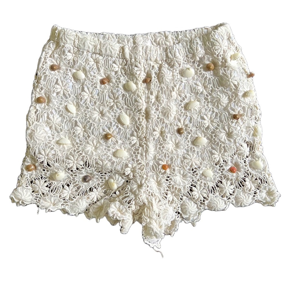 CREAM LULUS SHORTS WITH LACE OVERLAY AND SHELL EMBELLISHMENTS SIZE EXTRA SMALL